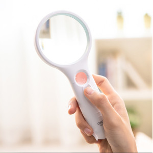 Kính lúp (2,5x; 11x) có đèn Led 9099 (Deli)